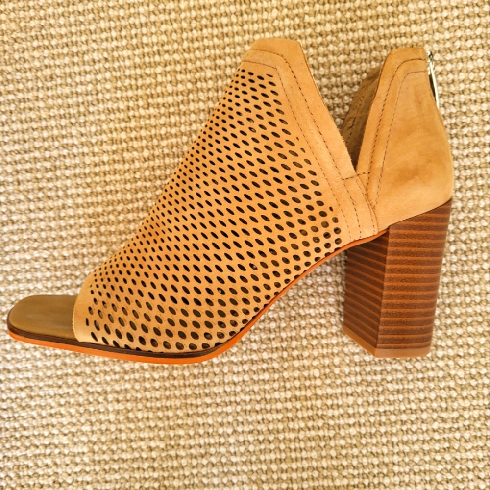 Vince Camuto Katnina Beige Laser Cut Ankle Boots, Open Toe, sz 8